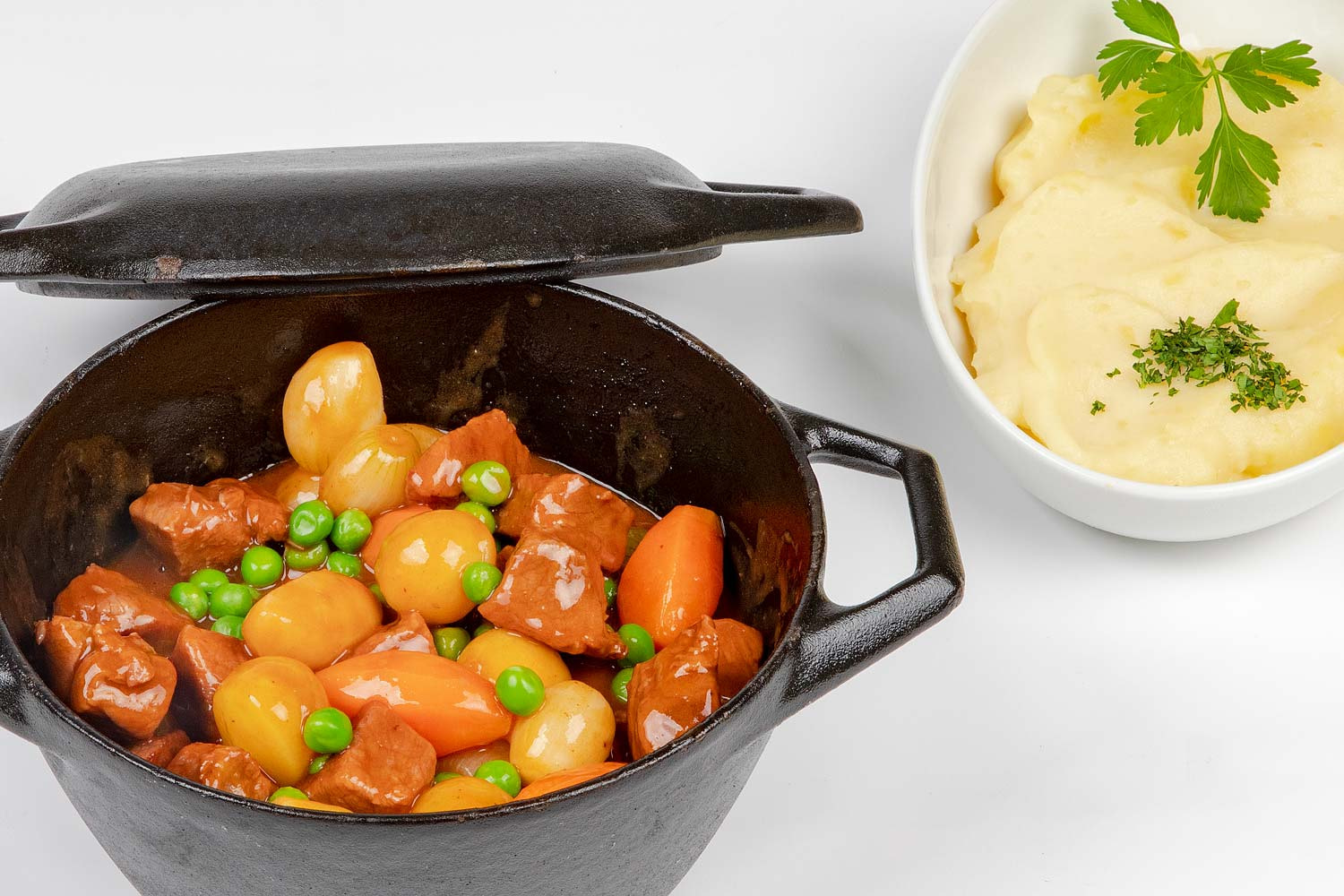 Madfotografering tips til din egen madoptagelse. Her billedet af kalv navarin printanier, der er ved at være klar til servering.
